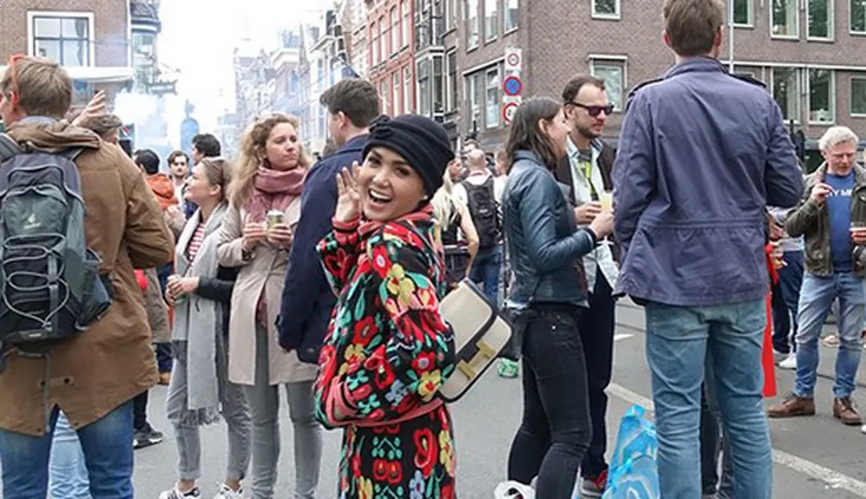"Street Party King's day in Amsterdam. Pas sampe Amsterdam ternyata ada perayaan ini, pengen tauuu kaya apa.... ternyata seruuu banget." tulis Yuni 28 April silam. (Instagram/yunishara36)