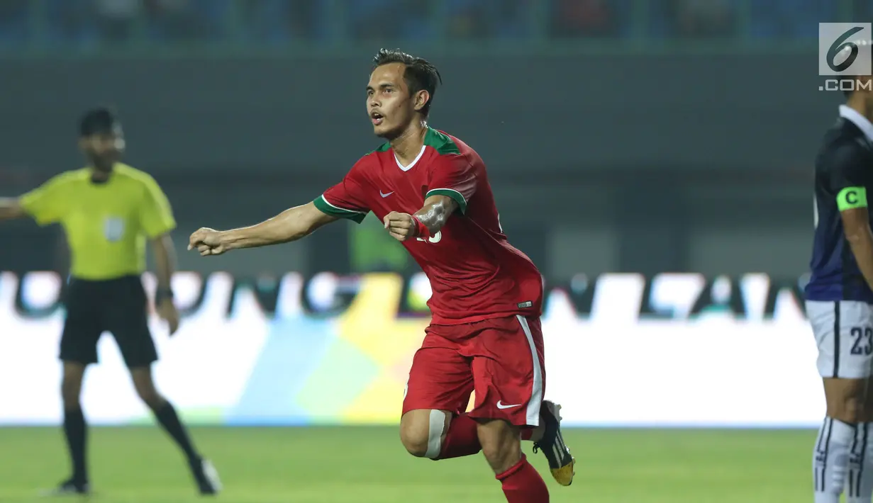Pemain Timnas Indonesia, M Rezaldi Hehanusa berlari merayakan gol ke gawang Kamboja pada laga persahabatan di Stadion Patriot Candrabhaga, Bekasi, Rabu (4/10). Timnas Indonesia menang 3-1 atas Kamboja. (Liputan6.com/Helmi Fithriansyah)