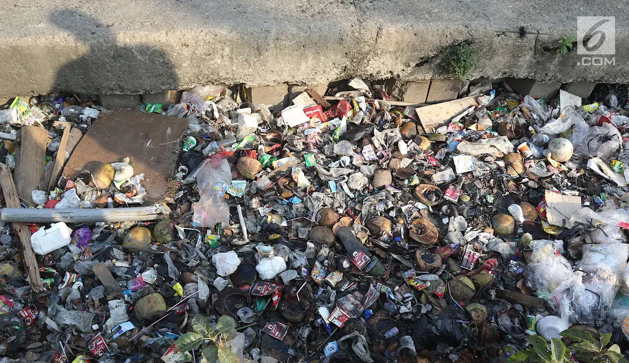 Sampah berserakan di sekitar pintu air Kali Item, Kemayoran, Jakarta, Selasa (2/10). Tidak tersedianya tempat pembuangan menyebabkan warga membuang sampah di lokasi tersebut sehingga menimbulkan bau tidak sedap. (Liputan6.com/Immanuel Antonius)