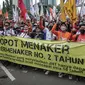 Buruh yang tergabung dalam Konfederasi Serikat Pekerja Indonesia berunjuk rasa di depan Kantor Kementerian Ketenagakerjaan, Jakarta, Rabu (16/2/2022). Buruh menuntut Permenaker Nomor 2 Tahun 2022 yang mengatur JHT baru bisa dicairkan pada usia 56 tahun segera dicabut. (Liputan6.com/Faizal Fanani)