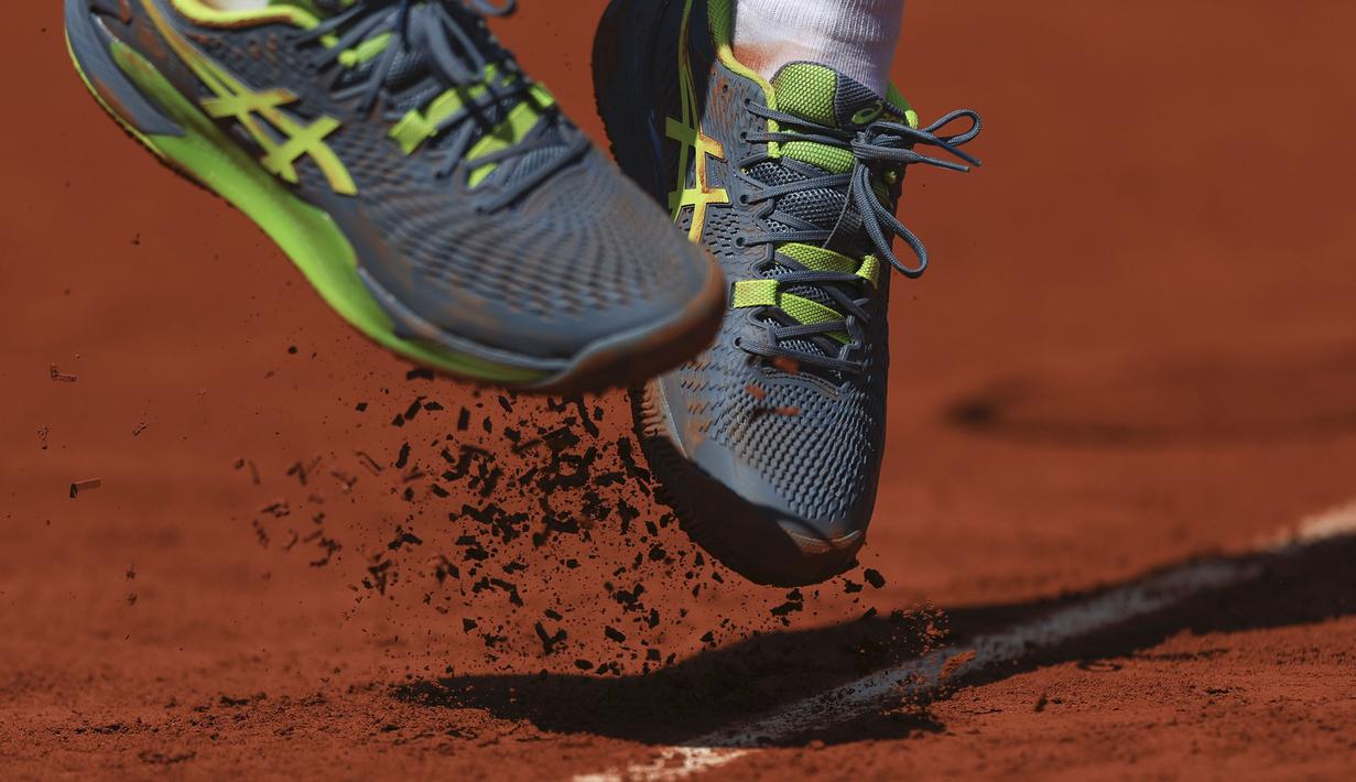 Kaki petenis Rusia, Karen Khachanov ketika melakukan servis ke arah petenis Prancis, Constant Lestienne pada laga putaran pertama Prancis Terbuka 2023 di Roland Garros, Paris, 28 Mei 2023. (AP Photo/Aurelien Morissard)