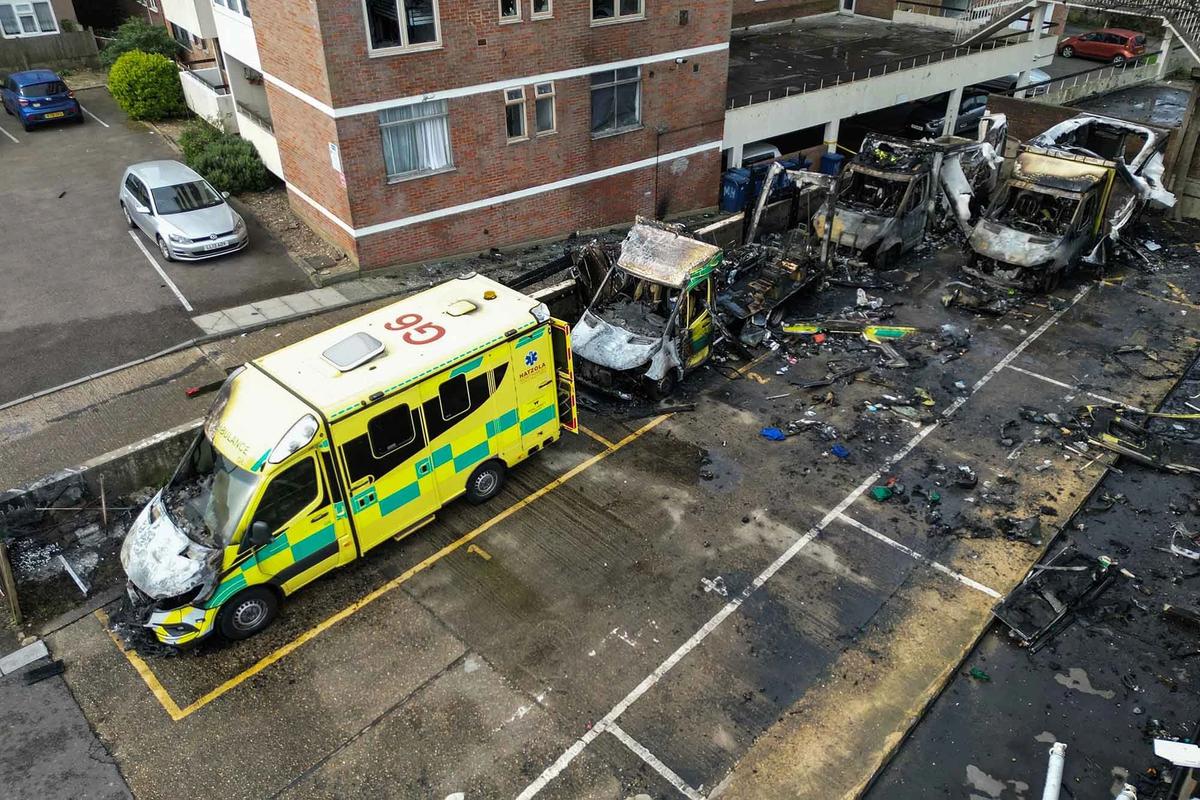 FOTO:  Ambulans Milik Komunitas Yahudi Dibakar di London Utara