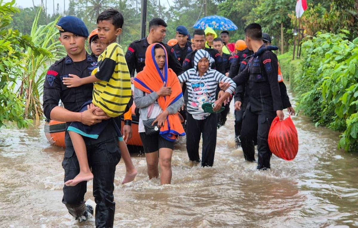 FOTO: Aksi Sigap Brimob Polda Bali Saat Evakuasi Korban Banjir Bali
