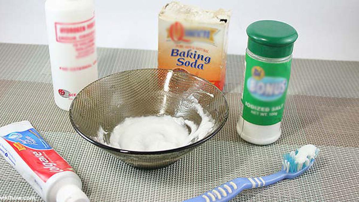 отбеливатель для белых тканей. зубной порошок на щетке. сода зубная щетка. зубная паста с содой. Can you use baking soda as a home remedy?.