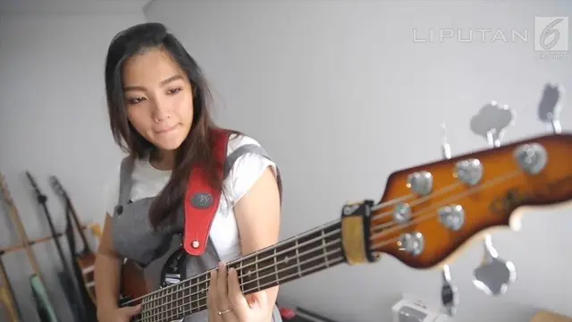 Wanda Omar Saat Memainkan Bass.