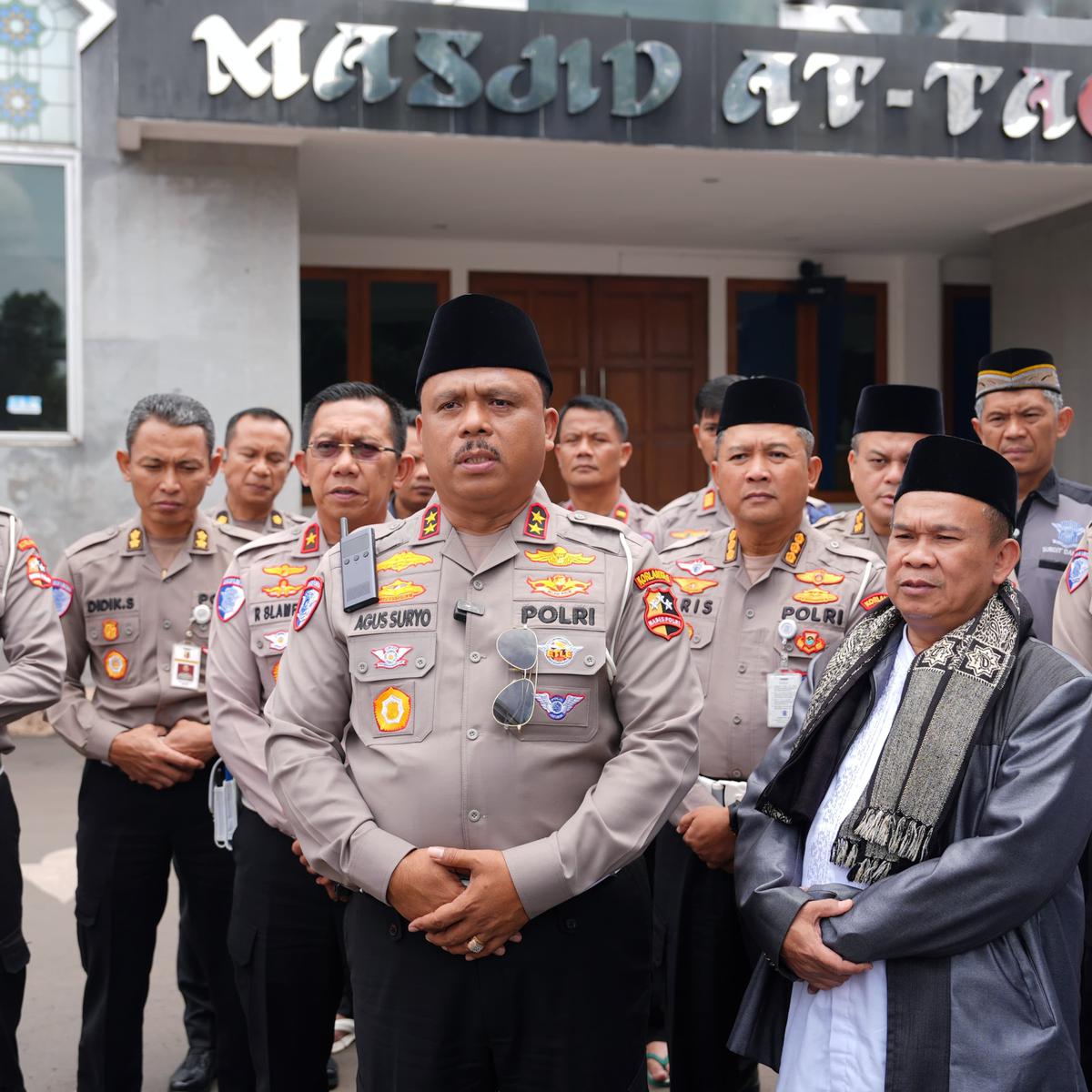 Momen Jenderal Polisi Salat Gaib dan Kibarkan Bendera Setengah Tiang