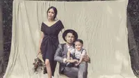 Di hari ulang tahun Rafathar yang kedua, Raffi Ahmad dan Nagita Slavina melakukan pemotretan keluarga mereka yang terbaru, penasaran? Sumber foto: Instagram Rio Motret.