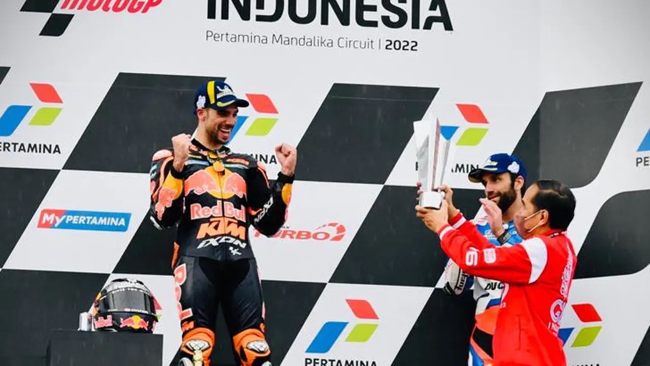 Jokowi Serahkan Piala untuk Juara MotoGP Mandalika