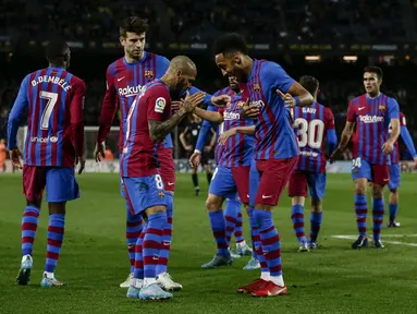 Penyerang Barcelona, Pierre-Emerick Aubameyang (tengah kanan) berselebrasi dengan rekan setimnya usai mencetak gol ke gawang Osasuna pada pertandingan lanjutan La Liga Spanyol di di stadion Camp Nou di Barcelona, Senin (14/3/2022). Barcelona menang telak atas Osasuna 4-0. (AP Photo/Joan Monfort)