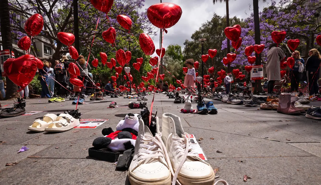 Anggota komunitas Yahudi Australia melakukan aksi yang disebut ëBalloons of Hopeí, yang mewakili para sandera Israel yang saat ini ditahan kelompok Palestina Hamas, di Sydney pada 27 Oktober 2023. (DAVID GRAY/AFP)