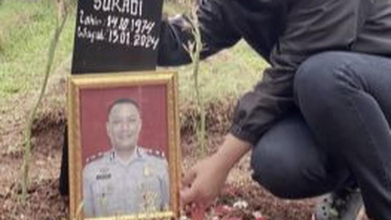 "Bayangmu pun tak mampu ku lihat lagi," tulisnya.