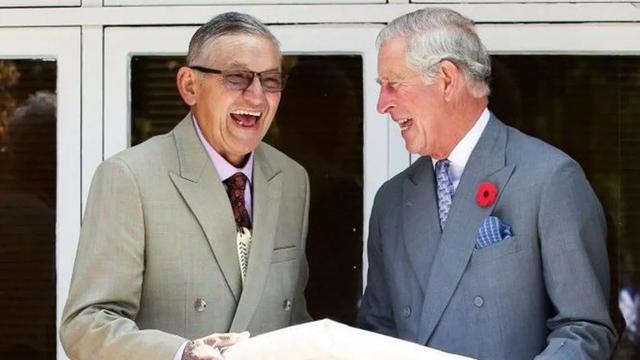 Raja Maori Tuheitia Pootatau Te Wherowhero VII bersama dengan Raja Charles III dari Kerajaan Inggris selama kunjungannya ke Selandia Baru pada tahun 2015.