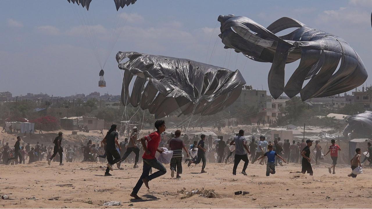 FOTO: Perjuangan Warga Gaza Berebut Bantuan dari Langit