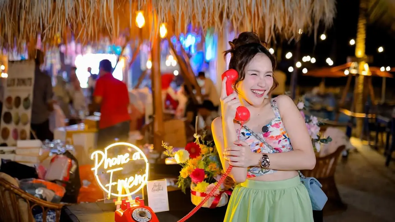 Potret Ayu Ting-Ting di Parade Selebrasi Ulang Tahun ke-33, dari Pakai Piyama hingga Leisure Wear dengan Tas Branded