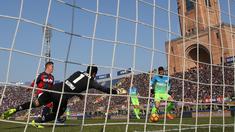 Aksi pemain Inter Milan, Gabriel Barbosa (kanan) saat membobol gawang Bologna pada lanjutan Serie A di Stadio Renato Dell'Ara, Italy, (19/2/2017). Inter menang 1-0. (Giorgio Bnevenuti/ANSA via AP)