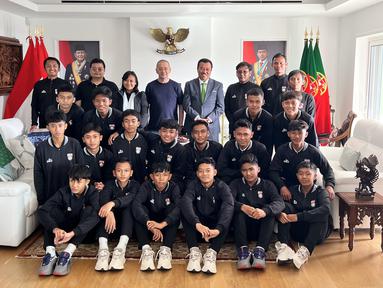 Anak-anak Indonesia yang tergabung dalam Korea-Korea Selecao (KKS) berfoto bersama Duta Besar Indonesia untuk Portugal, Rudy Alfonso, saat tiba di Kedutaan Besar RI untuk Portugal di Lisbon, Kamis (21/11/2024). (Bola.com/Bagaskara Lazuardi)