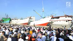 Umat muslim mendengarkan kutbah usai melaksanakan salat Idul Fitri di kawasan Pelabuhan Sunda Kelapa, Jakarta, Rabu (5/6/2019). Umat muslim seluruh Indonesia merayakan Hari Raya Idul Fitri 1440 Hijriah setelah sebelumnya melaksanakan puasa Ramadan selama sebulan penuh. (merdeka.com/Arie Basuki)