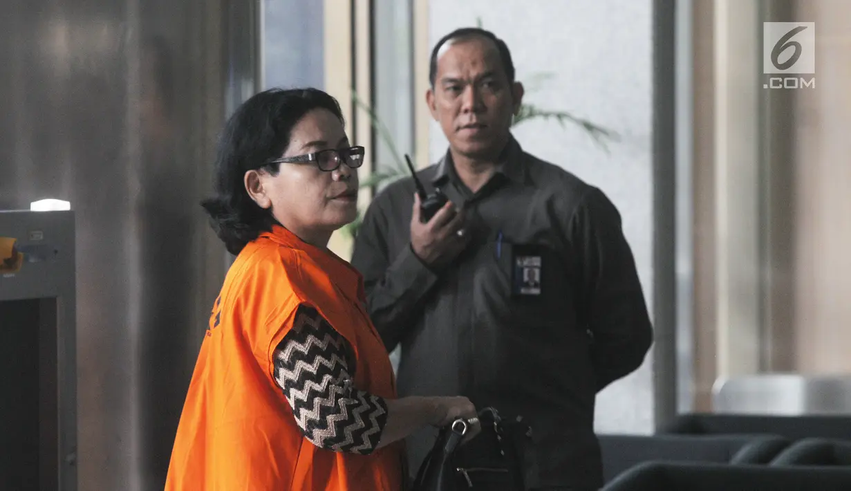 Mantan anggota DPRD Sumatera Utara periode 2009-2014, Arlene Manurung usai menjalani pemeriksaan di Gedung KPK, Jakarta, Senin (10/12). Arlene diperiksa sebagai tersangka terkait dugaan menerima suap. (Merdeka.com/Dwi Narwoko)