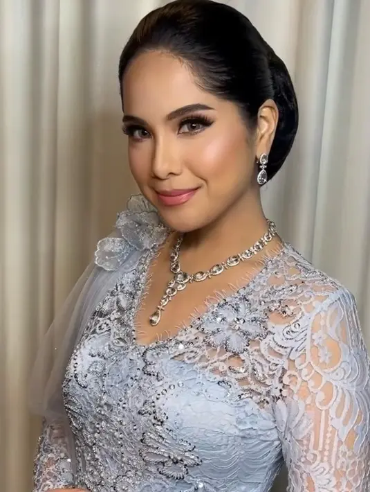 Penampilan berkebaya Annisa Pohan istri Menteri ATR/BPN, Agus Harimurti Yudhoyono, tak kalah memesona. Saat dampingi AHY di momen pelantikan, Annisa tampil cantik berbalut kebaya brukat warna biru muda dengan detail selendang tulle dan aksen bunga. [@barry_irawan]