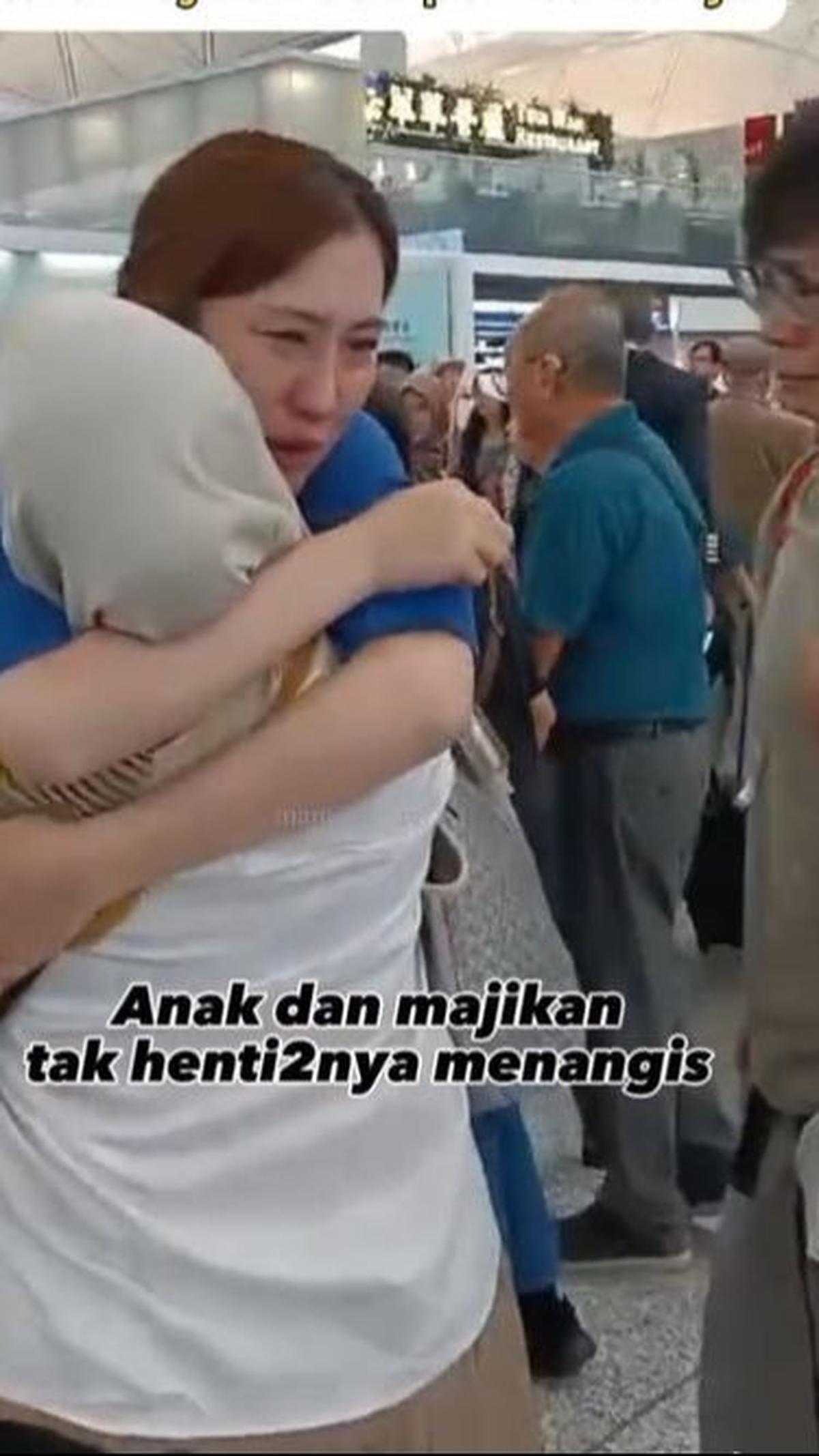 Mereka tak henti-hentinya menangis dan memeluk perempuan berkerudng abu-abu tersebut.