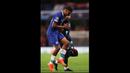 Wesley Fofana mengalami cedera lutut saat berduel dengan pemain AC Milan. Fofana tidak bisa melanjutkan pertandingan. Bahkan, pemain berusia 21 tahun tersebut meninggalkan Stamford Bridge dengan menggunakan kruk.  (AP Photo/Ian Walton)