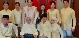 Menariknya, keluarga calon pengantin pria terlihat mengenakan busana bernuansa butter yellow sebagai dresscode, menciptakan kesan hangat, elegan, sekaligus serasi di hari bahagia El Rumi. [@elsyifa.story].