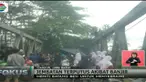 Jembatan penghubung dua kecamatan di Cianjur, Jawa Barat terputus, warga harus bertaruh nyawa menyebrang sebatang besi dan kayu.