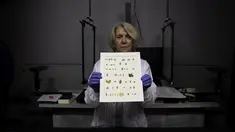 Konservator Israel Antiquities Authority Tanya Bitler menunjukkan fragmen Gulungan Laut Mati baru yang ditemukan di Yerusalem, Selasa (16/3/2021). Arkeolog Israel mengumumkan penemuan puluhan potongan Gulungan Naskah Laut Mati (Dead Sea Scroll) baru yang memuat teks alkitab. (AP/Sebastian Scheiner)