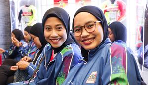 Megawati Hangestri (kiri) bersama kapten Jakarta Pertamina Enduro, Tisya Amallya Putri pada acara launching tim untuk kompetisi Proliga 2026 yang berlangsung di Enduro x Fastron Lounge, Gedung Oil Center, Thamrin, Jakarta Pusat pada Senin (05/01/2026).