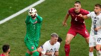 Kiper Serbia Predrag Rajkovic meninju bola pada laga Euro 2024 melawan Slovenia. (AP/Ariel Schalit)