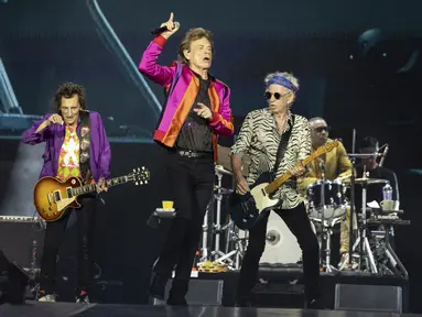 Personel grup band The Rolling Stones Mick Jagger (tengah), Ronnie Wood (kiri), dan Keith Richards (kanan) beraksi di atas panggung selama konser bagian dari tur Eropa "Sixty" di stadion Groupama, di luar Lyon, Prancis tengah, Selasa (19/7/2022). Lyon merupakan kota tur Eropa terakhir grup band asal Inggris tersebut. (AP Photo/Laurent Cipriani)