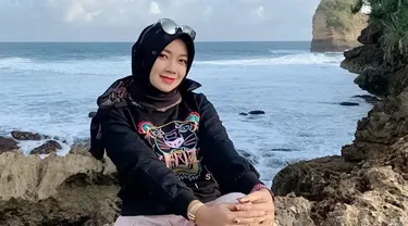 Ratna Antika kerap membagikan potretnya dalam balutan hijab. Gayanya pun terlihat santai, seperti saat liburan dan menghabiskan waktu bersama keluarga (Liputan6.com/IG/@ratnaantikamonata_rafcreal_new)