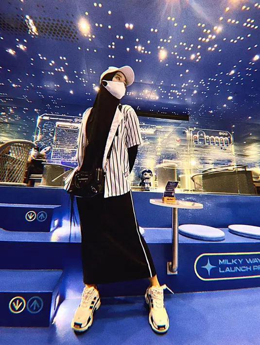 Tidak hanya tampil feminin, Inara juga kerap berpenampilan kasual. Seperti saat dirinya mengenakan dress hitam polos ini. Ia memadukannya dengan kaus baseball lengan pendek. Pemilihan sneakers dan topi di atas hijabnya pun membuat penampilannya kian sporty. (Liputan6.com/IG/@mommy_starla)