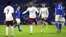 Striker Arsenal, Alexandre Lacazette, melakukan selebrasi usai mencetak gol ke gawang Brighton & Hove Albion pada laga Liga Inggris di Stadion Amex, Selasa (30/12/2020). Arsenal menang dengan skor 1-0. (Mike Hewitt/Pool via AP)