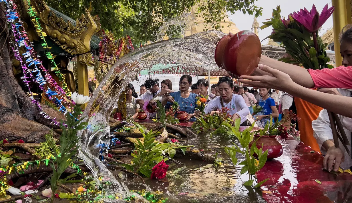 Ribuan umat Buddha berkumpul di Pagoda Shwedagon, Myanmar memperingati ulang tahun Buddha sekaligus menyirami pohon suci Bodhi yang menandai festival bulan purnama. (Sai Aung MAIN/AFP)