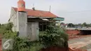 Suasana Musala yang masih berdiri di lokasi pembangunan proyek Tol Cinere-Jagorawi seksi II di Depok, Jawa Barat, Selasa (1/11). Musala tersebut belum juga dihancurkan lantaran ada perselisihan antara keluarga yang mewakafkan. (Liputan6.com/Johan Tallo)