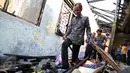 Ketua Komnas HAM Nur Kholis meninjau kantor Komnas Perlindungan Anak yang mengalami kebakaran, Jakarta, Senin (29/6/2015). Kedatangan Nur Kholis untuk melakukan investigasi terkait kebakaran tersebut. (Liputan6.com/Yoppy Renato)
