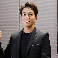 "Semuanya, aku akan pergi wamil besok. Aku harap semuanya sehat-sehat saja dan bisa mewujudkan semua angan kalian," tulisnya. (allkpop)