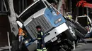 Kondisi truk yang terjebak di sebuah saluran pembuangan di San Francisco, AS, Jumat (5/5). Diduga karena muatan yang terlalu berat membuat bagian atas saluran pembuangan menjadi amblas. (AP Photo / Jeff Chiu)