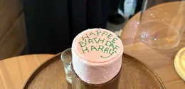 Kue “Happee Birthdae” hasil Kolaborasi Starbucks dan Harry Potter. [Anisha/Fimela]