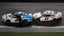 Pembalap Denny Hamlin (11) menabrak bagian belakang Ryan Newman (6) dalam NASCAR Daytona 500 di Daytona International Speedway, Daytona Beach, Florida, Amerika Serikat, Senin (17/2/2020). Pembalap asal Amerika Serikat itu harus dilarikan ke rumah sakit akibat kecelakaan. (AP Photo/Chris O'Meara)