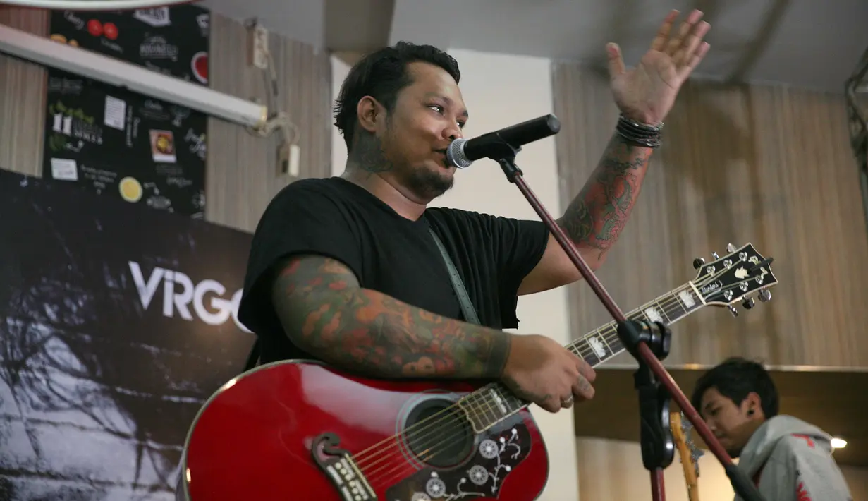 "Projek gua udah selesai, utang gua udah lunas tahun ini, saatnya gua balik ke kandang. Gua mau ngeluarin single lagi sama Last Child, hura-hura, ngerock lagi," ujar Virgoun saat peluncuran album di Kemang, Kamis (19/10/2017). (Nurwahyunan/Bintang.com)