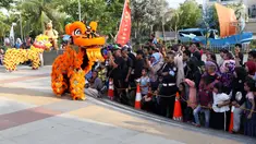 Penari Barongsai beraksi menghibur pengunjung Pantai Lagoon, Ancol, Jakarta, Sabtu (2/2). Dalam rangkaian Ancol Imlek Festival 2570, pengelola menampilkan beragam atraksi bertema  energi semangat bersama. (Liputan6.com/Helmi Fithriansyah)