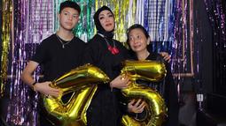 Pesta ultah Angelina Sondakh ini berlangsung sangat meriah. Berbagai macam dekorasi khas ulang tahun hingga balon dengan angka 45 terlihat cukup memeriahkan suasana.(Liputan6.com/IG/@angelinasondakh09)