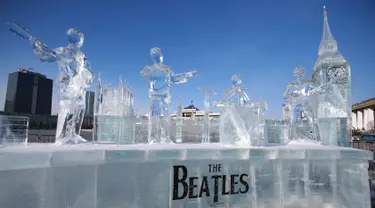 Patung es band The Beatles terlihat di alun-alun Sukhbaatar, di Ulaanbaatar, ibu kota Mongolia (23/1). Patung es ini dibuat oleh sekumpulan seniman yang dipimpin oleh Ts. Batmunkh. (AFP Photo/Byambasuren Byamba-Ochir)