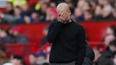 Pelatih Manchester City Pep Guardiola bereaksi saat anak asuhnya menghadapi Manchester United pada pertandingan Liga Inggris di Old Trafford, Manchester, Inggris, Minggu (8/3/2020). Manchester United menang 2-0. (AP Photo/Dave Thompson)