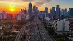 Rangkaian kereta Lintas Raya Terpadu (LRT) Jabodebek melintas di Jalan Gatot Subroto, Jakarta, Senin (18/8/2025). (merdeka.com/Arie Basuki)