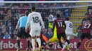 Gelandang Manchester United, Bruno Fernandes (kedua kanan) mencetak gol penyeimbang 1-1 ke gawang Bournemouth pada laga pekan ke-33 Premier League 2023/2024 di Vitality Stadium, Bournemouth, Sabtu (13/4/2024). (AP Photo/Kirsty Wigglesworth)