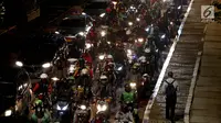 Kendaraan terjebak macet di Kolong Semanggi, Jakarta, Rabu (9/8). Kepala Dishub DKI Andri Yansyah mengatakan, uji coba pelarangan kendaraan roda dua dari patung kuda hingga Bundaran Senayan akan dilakukan awal Sepetember 2017. (Liputan6.com/Johan Tallo)