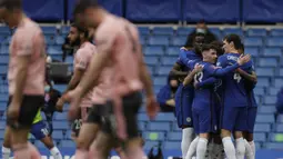Para pemain Chelsea merayakan gol pertama ke gawang Sheffield United lewat gol bunuh diri gelandang Oliver Norwood dalam laga perempatfinal Piala FA 2020/2021 di Stamford Bridge, London, Minggu (21/3/2021). Chelsea menang 2-0 atas Sheffield United. (AP/Kirsty Wigglesworth)